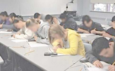 2018�ꌣ�I(y��)�ļ�Ӣ�Z��ԇ�俼Ӗ(x��n)���}����