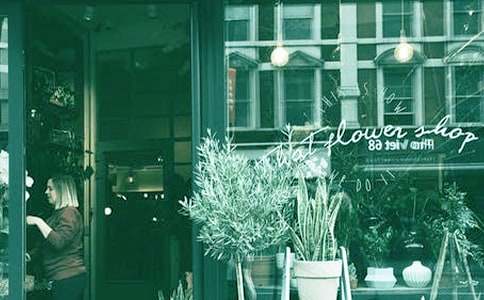 �o�̵��Ϡ���?sh��)�һ�������?/></p>
<p>�𾴵��̵���Ϡ�����</p><p>����������</p><p>���������������̵����I���ĕ����ǂ�СŮ����Ҳ�Sÿ��У�T�ڵ��̵����ˁ����������ѽ�(j��ng)��ӛ�������ɲ����������Ҷ�Ҫ���@���������fһ�x�x��</p><p>��������߀�Ïġ�ͬ�����ġ��_ʼ�f�����_�W��ɂ���������������Ҫ�ġ�ͬ�����ġ�߀�]���I��ÿ���όW�ŌW���cһ����������׌�қ]�C��ȥ�������漱��������������һ�IĪչ�ĕr��������ŌW����ͻȻ�������̵��￴���������Ҹ��d���ˡ��ؼҺ��Ҿ��v�o���� �����̳������f�����㲻��������Ҫ���WУ���������������ȥ��һ�r��������һ�Ұ��X�o����ȥ�I����</p><p>���������������������M�����̵꣬�p�Ć������Ϡ��������@���ġ�ͬ�����ġ������Xһ��������Ц���f�������˃r��ʮ��K����������ʮ�ĉK�u�o�������Ҳ�����˼�ĵ����^�������������ҽ����ֻ�ǆ����r�����쎧�X���I�����o���������І����������ص��c�c�^���B�f���������еĴ�ʯ��������������Ҳ�p���˲�����</p><p>�����ڶ���һ����������ʮ�ĉK�X���M���ĵ�������һ�۾��J��������Ц���f����Ҫ���ĕ��İ����ҽo�������������f�����D��Ĺ��_��һ���ó�������������ġ�ͬ�����ġ�����������һ���������Ǐ�һ��ѵĕ����г�����f�o�ҵģ���������o������һ߅��������Ц�ݷ·���һ�ɜ�ů��ů���ĕ��������ʣ�һֱ�����ҵ��������Ҵ��Č����f��һ�x�x��</p><p>�����Ǖr�ǿ̣������x�x�ɂ���������Ҳ�Ҳ������@���N�е������������_�ҵ����⡣�҂��������v����Ҫ�\�������죬�ҏ������e���������������@�ɂ��ֵĺ��x���\������һ�Լȳ���R�y׷�ľ����ؑ����\����������֮������֮�µ�̹ʎ�L�����mȻֻ��һ��СŮ����ԃ�������s�������������ĳ��Z��</p><p>�����ٴ��x�x���̽o�ҵ��@��������Ҫ��һ�n���Ժ�����Ҳ������һ������һ�����س��Z������</p><p>����ף�����w������</p><p style=